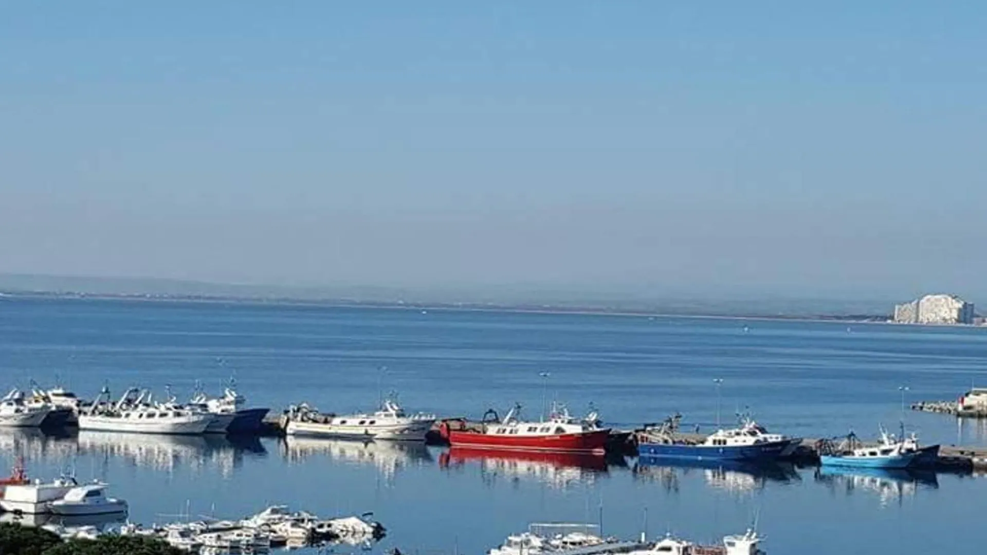 Espectaculares Vistas Al Mar En Primera Linea, Terraza, Aire Acondicionado, Y Wifi En Roses - Es-258-68 0*,  Spain